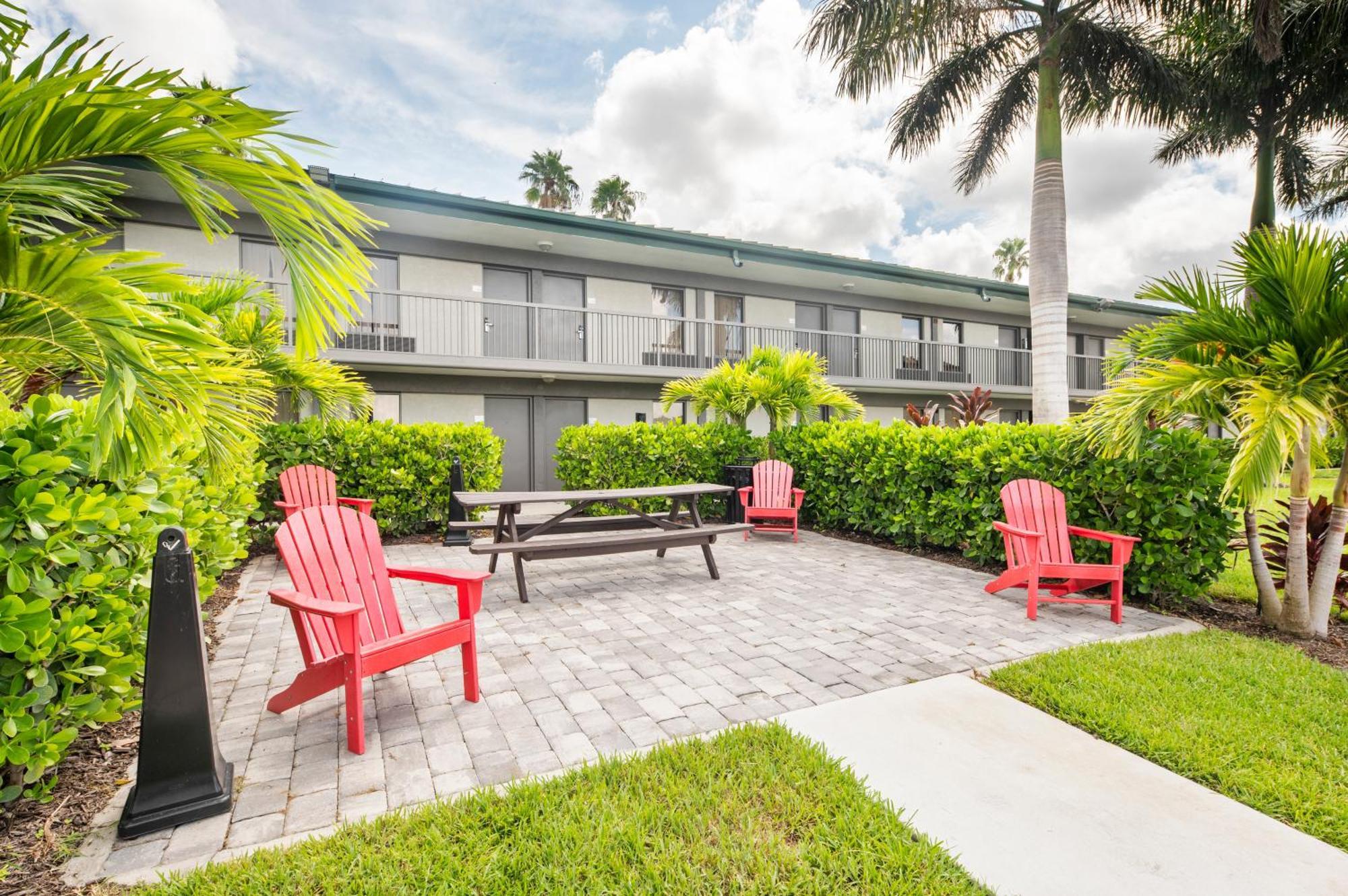 Bay Breeze Aparthotel South Bradenton Exterior foto